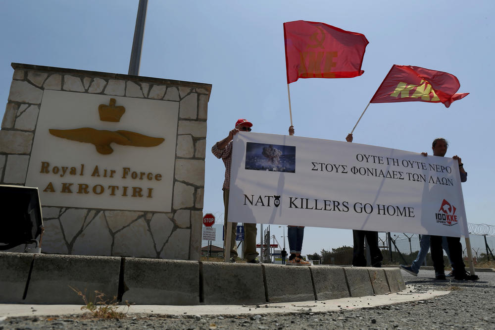 (FOTO) DEMONSTRANTI NA KIPRU PROTIV NAPADA NA SIRIJU: NATO ubice idite kući!