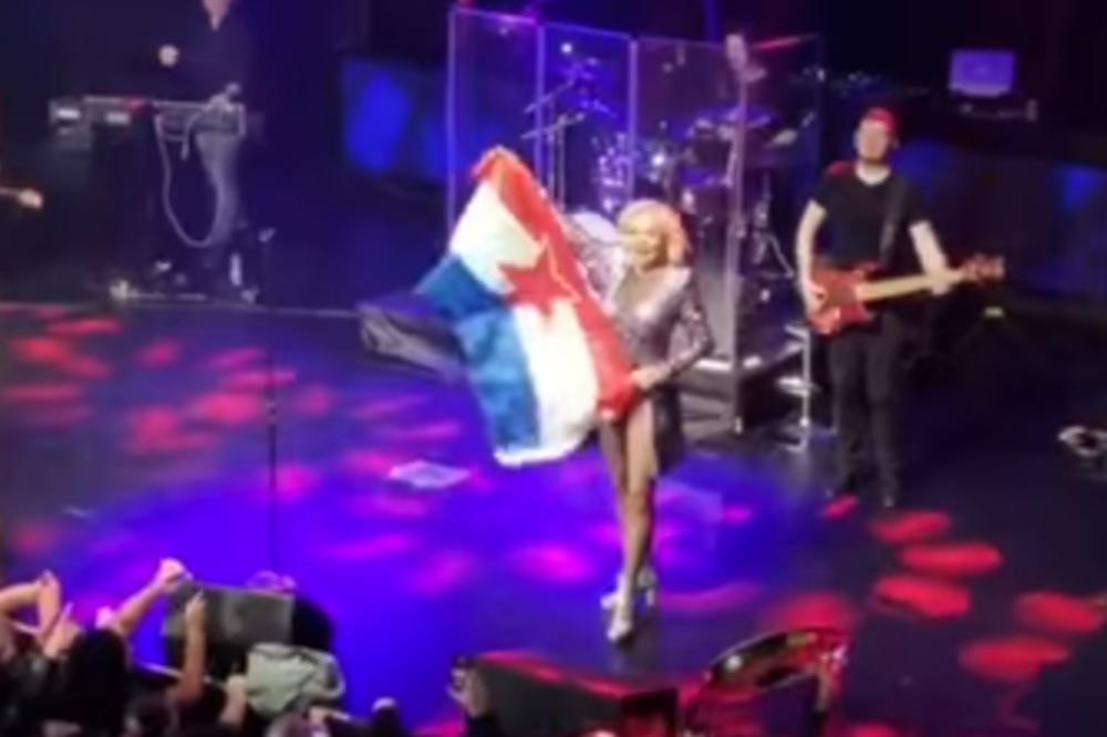 (VIDEO) LEPA BRENA ŠIRI BRATSTVO I JEDINSTVO: Folk diva na turneji po Americi raširila zastavu SFRJ i zapevala Jugoslovenku!