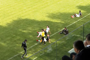 SEVALI CRVENI KARTONI: Igrači Čukaričkog posedali na travu u znak protesta