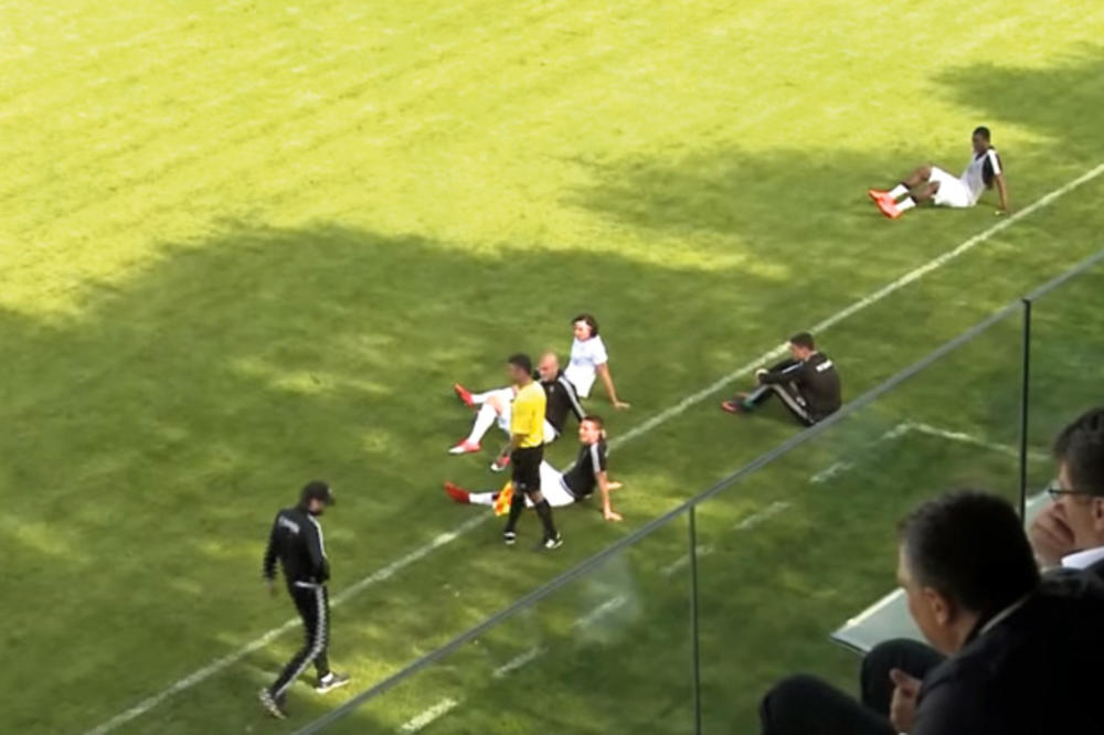 SEVALI CRVENI KARTONI: Igrači Čukaričkog posedali na travu u znak protesta