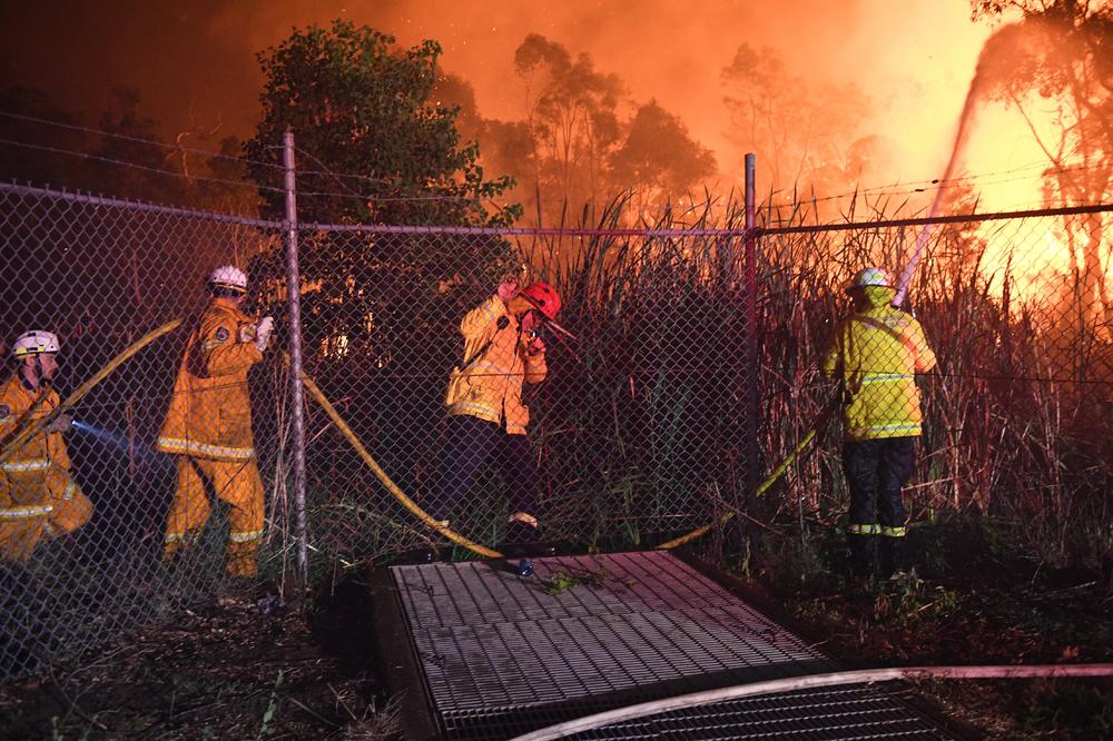 (FOTO, VIDEO) STRAVIČAN POŽAR PRETI DA PROGUTA SIDNEJ! Stotine vatrogasaca bori se sa stihijom! Panika u Australiji!