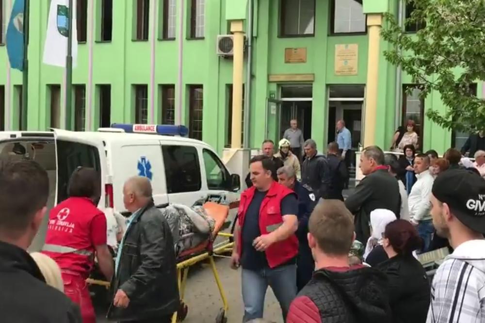 (VIDEO) DRAMA U KALESIJI: Čovek se polio benzinom i zapalio u zgradi opštine, vatra zarobila radnike!