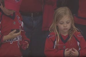 (VIDEO) NAJLEPŠA STRANA SPORTA: Pogledajte potez hokejaša i reakciju devojčice koja je posle dva razočarenja konačno uhvatila pak