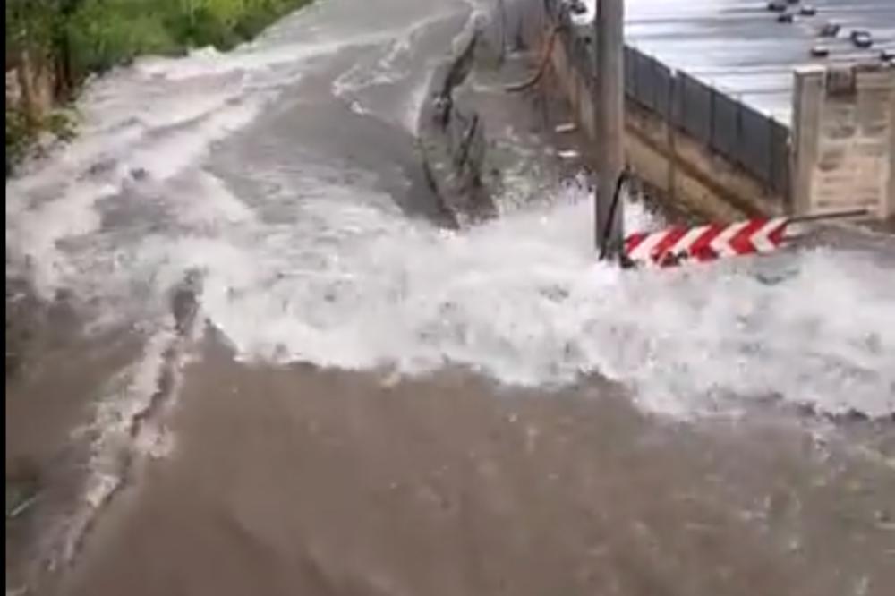 (FOTO, VIDEO) OPASNO NEVREME U ITALIJI: Pogledajte kako nabujala reka divlja gradićem