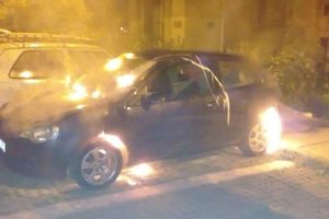 (FOTO) GOREO AUTOMOBIL U TIVTU: Zapaljeno vozilo konobara iz Podgorice