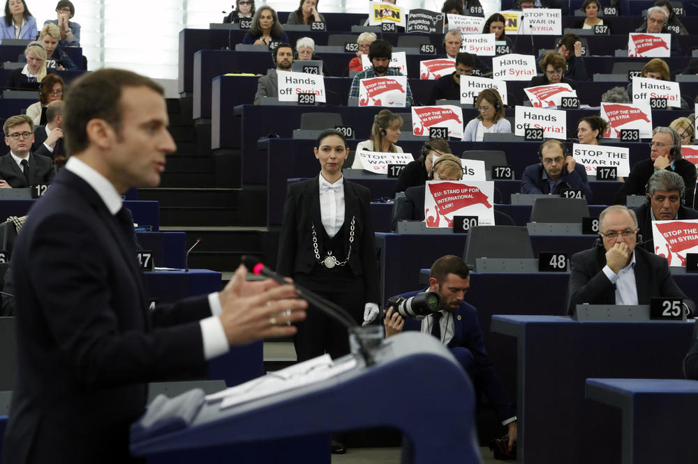OBRAČUN S NEPOSLUŠNIMA: Makron pozvao Evropski parlament da brani evropski suverenitet od članica EU! Poslanici digli natpise DALJE RUKE OD SIRIJE!