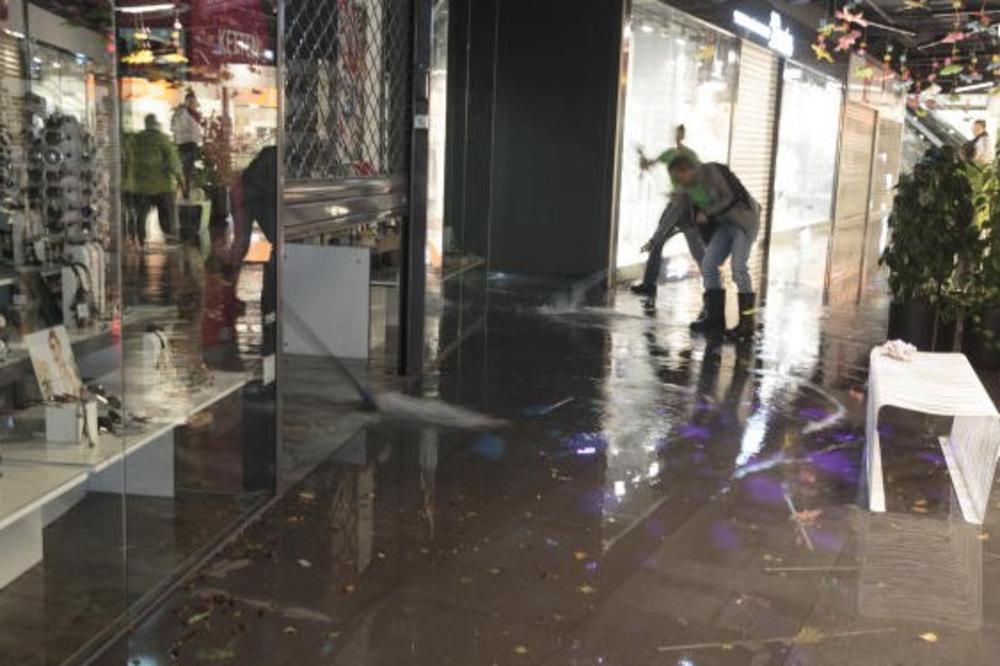 (VIDEO) HAOS U GRACU: Zbog jake kiše grad pod vodom, morali da evakuišu tržni centar!