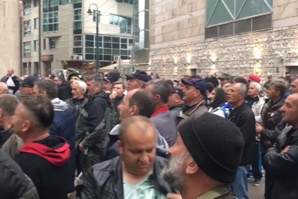 (VIDEO) SUKOB VETERANA I POLICIJE U BiH: Pokušali na uđu u parlament da bi se raspravljalo o njihovim zahtevima