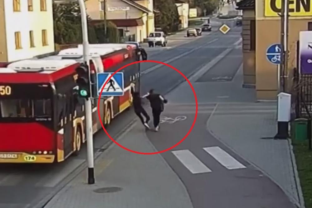 (VIDEO) PREMOTAVAĆETE SNIMAK NA POČETAK NEKOLIKO PUTA: Gurnula drugaricu pod autobus IZ ŠALE?! Pogledajte kako se sve završilo!