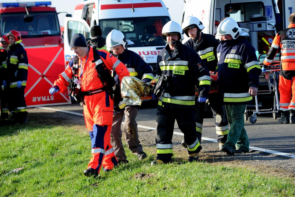 TRAGEDIJA U POLJSKOJ: Autobus sleteo s puta, dvoje mrtvih, 27 povređenih!