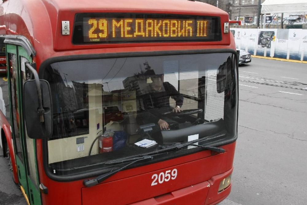 OD BOLOVA NE ZNAM GDE SAM! Prve reči vozača trolejbusa posle nesreće na Plavom mostu, UDARIO GA AUTO