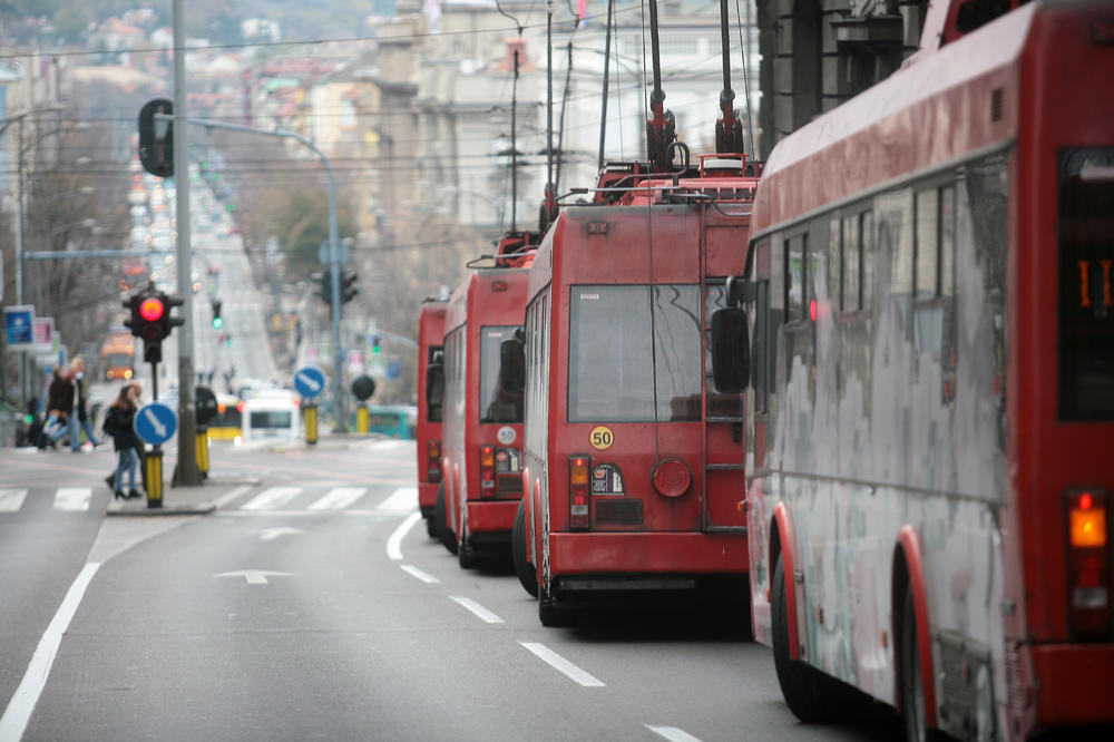 NEZGODA U BEOGRADU:  Trolejbus udario pešaka u Crnotravskoj ulici