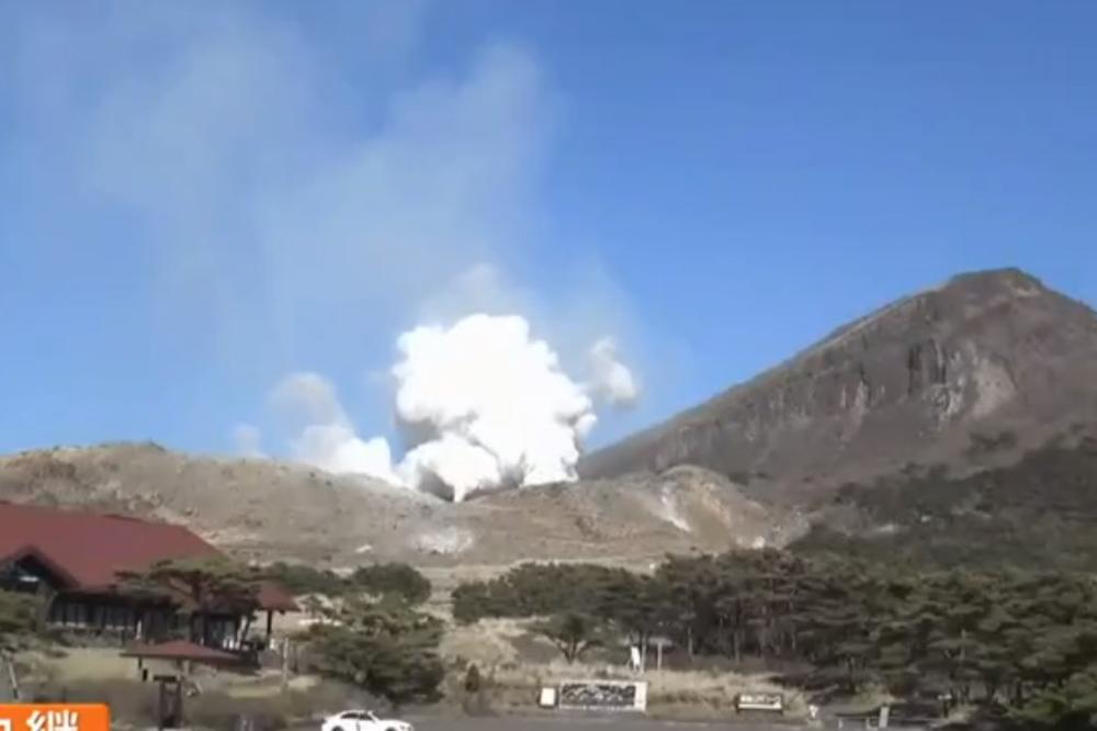 (VIDEO) PROKLJUČAO DIV U JAPANU: Vulkan izbacuje oblake dima i stene u vazduh!