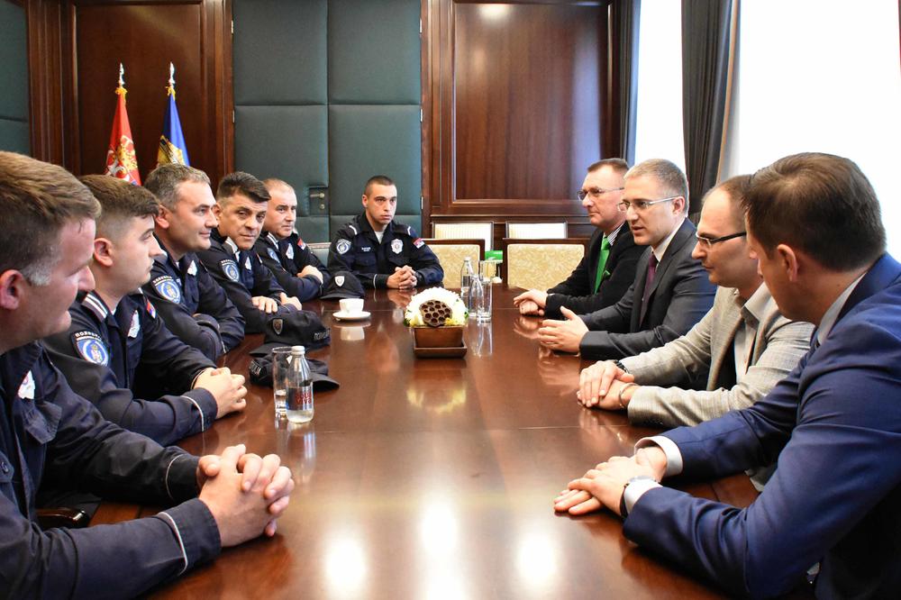 ZA IZUZETNU HRABROST I PROFESIONALIZAM: Stefanović nagradio šestoricu beogradskih policajaca