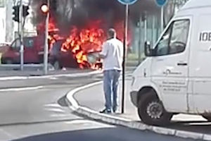 (KURIR TV) DRAMA U BEOGRADU: Zapaljen automobil, IZGOREO ZA NEKOLIKO MINUTA!