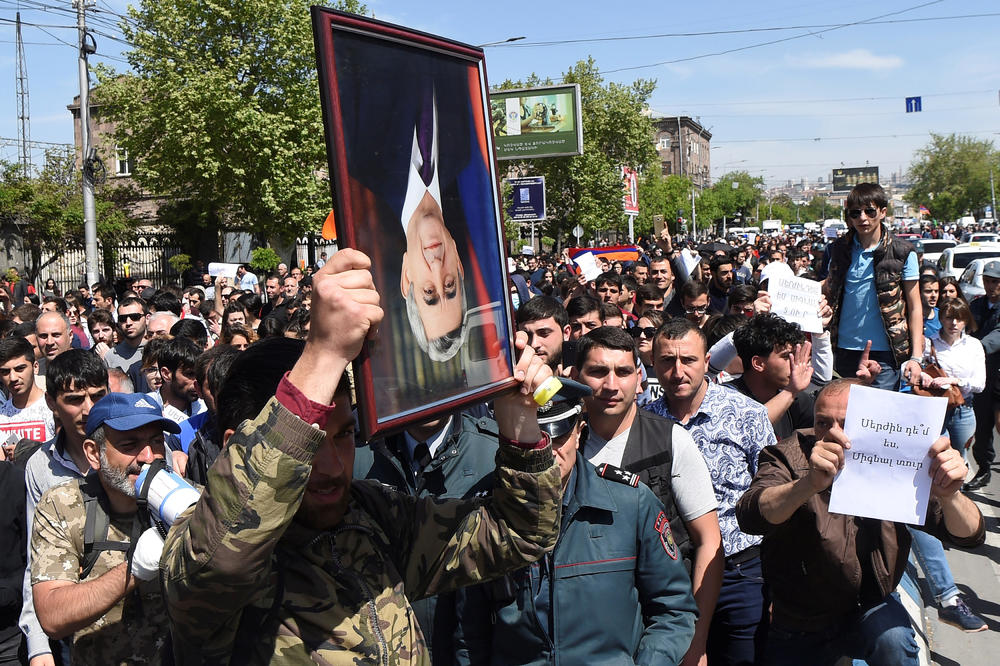 (FOTO, VIDEO) SEDMI DAN PROTESTA U JERMENIJI: Više desetina ljudi privedeno na demonstracijama protiv premijera