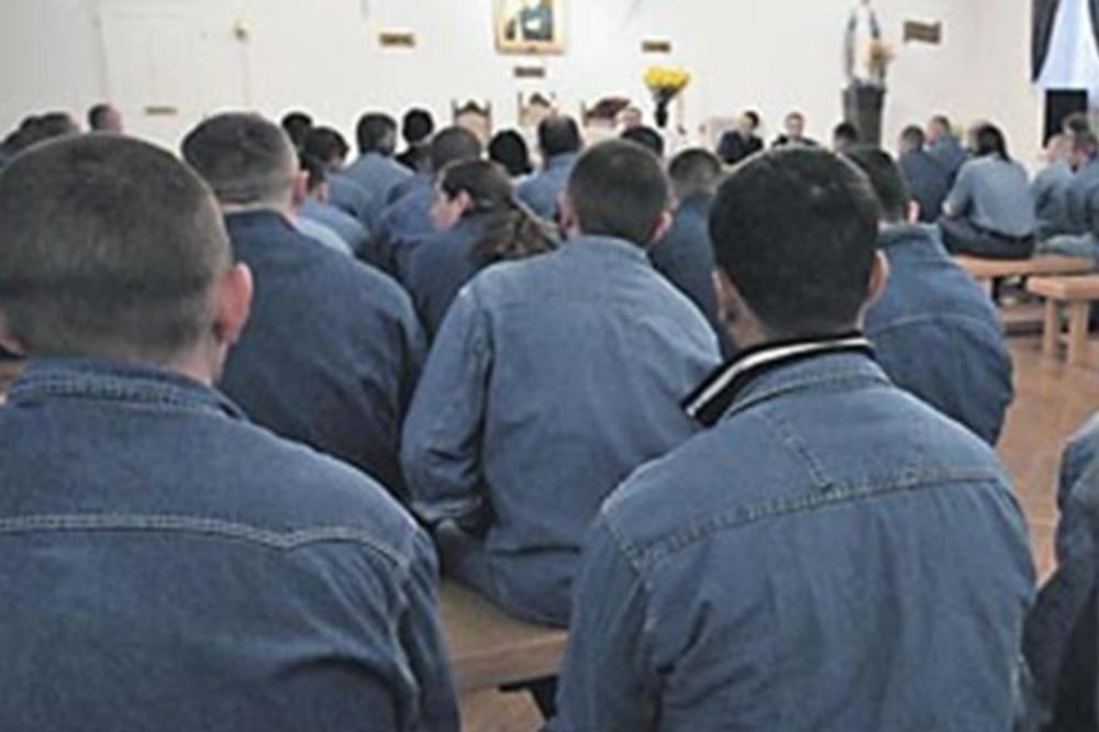 (VIDEO) HAOS U GLINSKOM ZATVORU: Pobuna zatvorenika zbog trovanja hranom, pokušali da siluju službenicu!