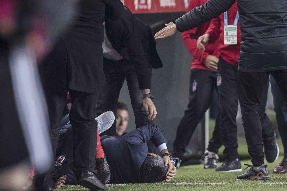 (VIDEO) HAOS U ISTANBULU: Trener Bešiktaša pogođen, golman krenuo na navijače Fenerbahčea, Tošić bio na terenu!