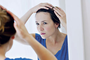 NOVONASTALO STANJE NIJE TRAJNO: Sve što treba da znate o opadanju kose posle porođaja