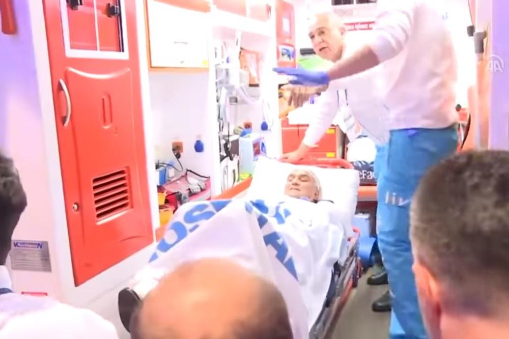 (UZNEMIRUJUĆE) KRVAVE SLIKE  SA TURSKOG DERBIJA OBIŠLE SVET: Huligani razbili glavu treneru Bešiktaša! Hitno prebačen u bolnicu! (VIDEO)