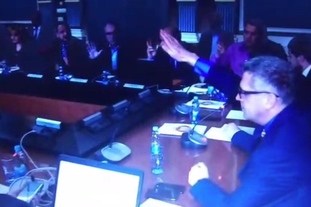 (VIDEO) SKANDALOZNO PONAŠANJE POLITIČARA IZ BRČKOG: Zamenik gradonačelnika voli da glasa kao nacista!