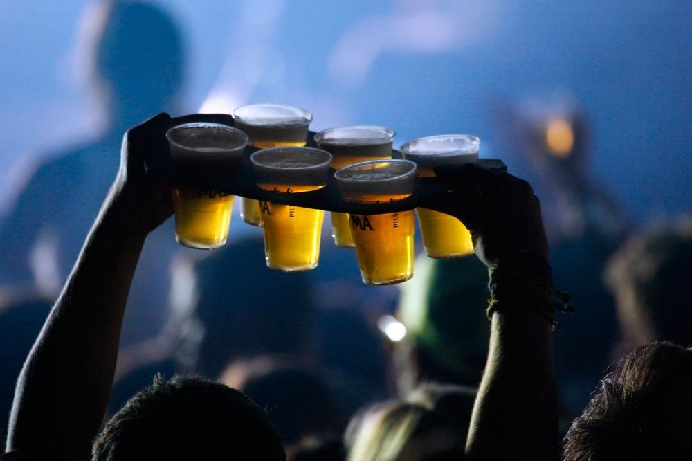 NEONACISTIMA ZABRANILI ALKOHOL: Sud u Nemačkoj nije uspeo da zabrani koncert, pa stavili rampu na piće!