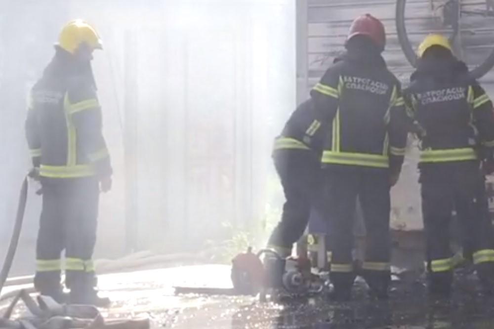 (KURIR TV) VELIKI POŽAR U ZEMUNU: Izgoreo Shop&Go, gust dim iznad grada!