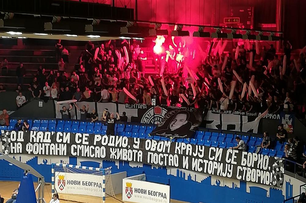 (FOTO) GROBARI ZAPALILI HALU SPORTOVA: Navijači Partizana u velikom broju pružili podršku svojim košarkašicama u večitom derbiju