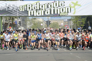 (KURIR TV) CEO GRAD JE DANAS BIO NA NOGAMA: Održan 31. Beogradski maraton, rekordan broj trkača na ulicama srpske prestonice