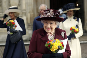 PRESTANI DA SE OBLAČIŠ KAO HOLIVUDSKA ZVEZDA: Kraljica opomenula Megan da krši pravila OBLAČENJA, a majica koju je obukla ZASMETALA CELOJ BRITANIJI (FOTO)