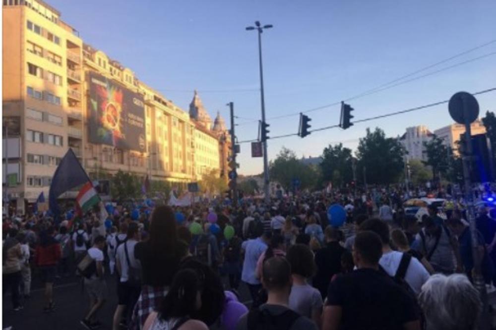 (VIDEO) HILJADE LJUDI NA ULICAMA BUDIMPEŠTE: Demonstracije protiv vladine kontrole nad medijima!