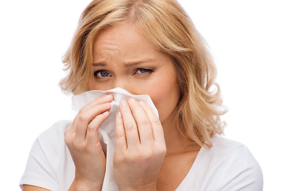 PEČENJE OČIJU, SUZENJE, OTOK I CRVENILO: Kad krenu alergije, zaboravite na sočiva