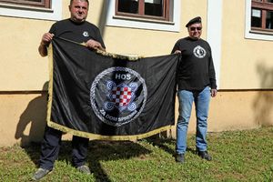 SKANDAL U JASENOVCU: Hosovci razvili zastavu sa natpisom Za dom spremni