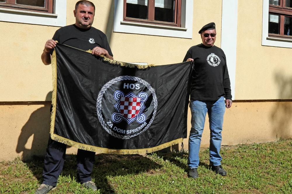SKANDAL U JASENOVCU: Hosovci razvili zastavu sa natpisom Za dom spremni
