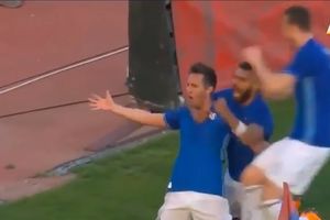 (VIDEO) HAOS NA HRVATSKOM DERBIJU: Torcida flašama i stolicama gađala Bed blu bojse i Gavranovića! Dinamo pobedio u Splitu i došao nadomak titule