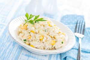 ZA SVAČIJI UKUS: Šarena pileća salata sa kukuruzom i šampinjonima