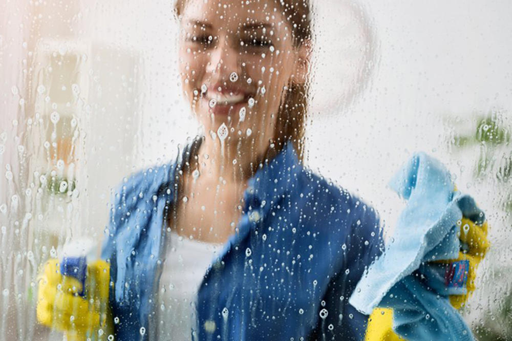 DOMAĆICE SU ISPROBALE: Kako da očistite prozore, a da ne kvasite ruke i sačuvate ih negovanim?