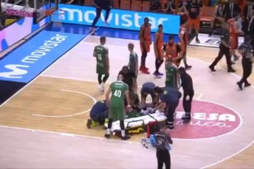 (VIDEO) UŽAS PRED OČIMA NEDOVIĆA I MILOSAVLJEVIĆA! Saigrač srpskih košarkaša se SRUŠIO NA TEREN iz čista mira!