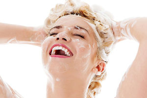 KAKO DA PERETE KOSU DA VAM SE MANJE MASTI: Super trik koji pomaže da vam kosa ostane duže čista