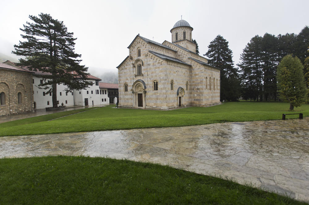 OVI LJUDI SU TOTALNO POLUDELI! NOVI SKANDAL ALBANACA NA KOSOVU: Njihovi istoričari tvrde da su manastir Dečane gradili pravoslavni Albanci
