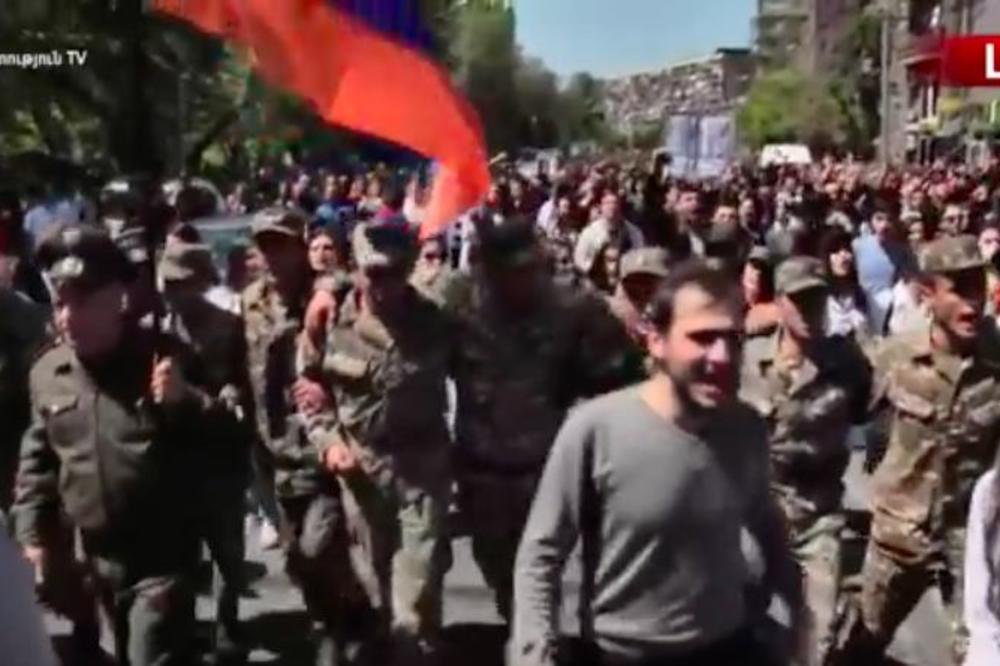 (FOTO, VIDEO) HAOS U JERMENIJI: Vojska stala na stranu demonstranata, premijer podneo ostavku