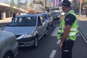 (KURIR TV) KOLAPS U NAJAVI: Počeo protest taksista! Stotine automobila idu ka centru!