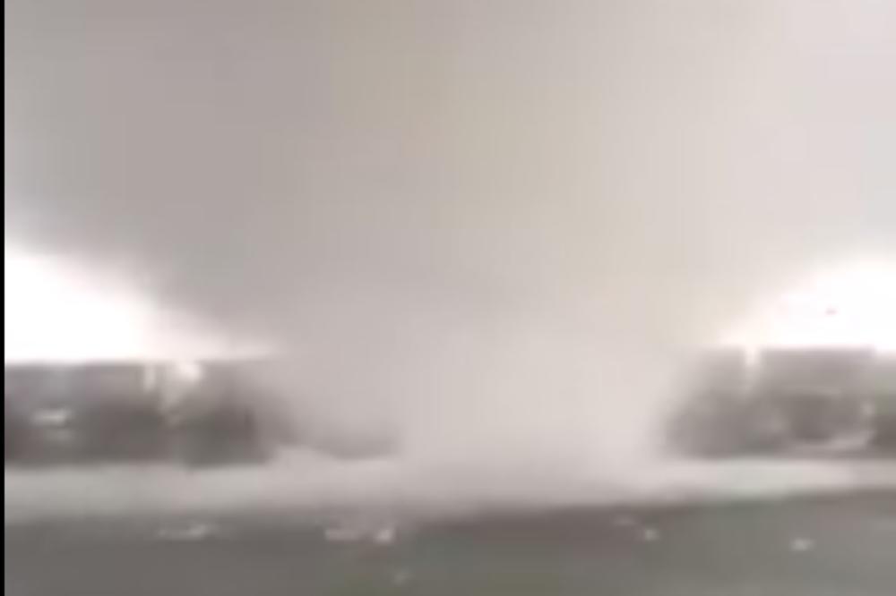 (VIDEO) NEZAMAPĆENO NEVREME POGODILO FLORIDU: Pogledajte kako tornado divlja rekom i ruši krov na kući