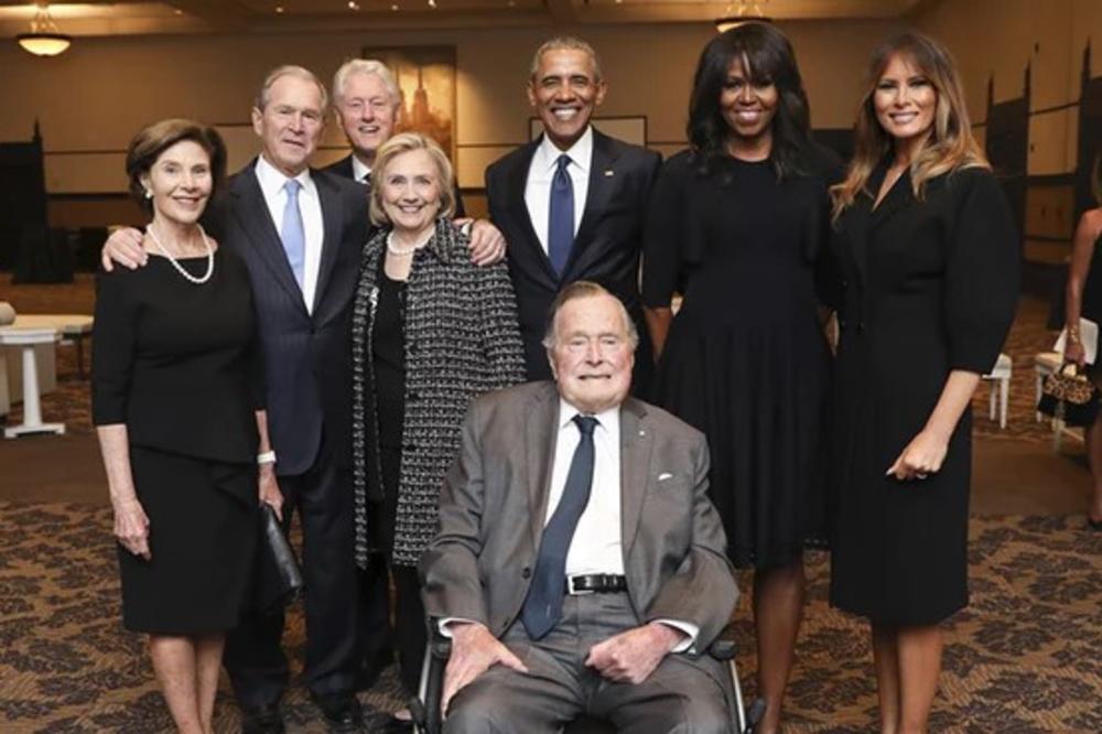(VIDEO) ZAŠTO SE SVI ONI SMEJU NA SAHRANI? Ova fotografija Melanije, Bušovih, Klintonovih i bračnog para Obama je ŠOKIRALA SVET!
