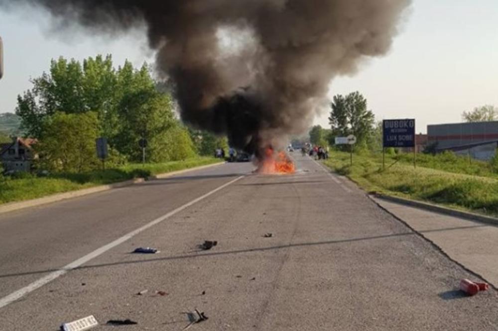 (FOTO) STRAVIČAN UDES KOD UMKE! Automobil se zapalio posle sudara sa kamionom! Dve osobe povređene