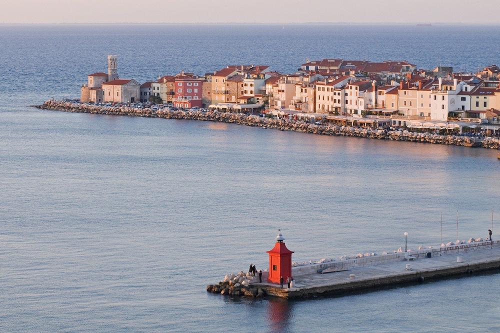 NE PRIZNAJU ARBITRAŽNU ODLUKU: Hrvatska kaznila ribare iz Slovenije u Piranskom zalivu