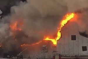 (VIDEO) VATRENA STIHIJA GUTA BRONKS: Požar izbio u trgovačkoj četvrti, vatrogasci se bore da ga zaustave
