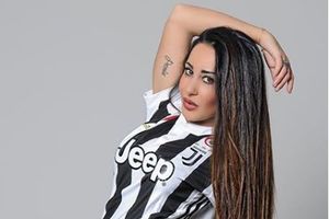 (FOTO) NE DA NA CRNO-BELE: Pogledajte najvatreniju navijačicu Juventusa! Oduzima dah, bukvalno