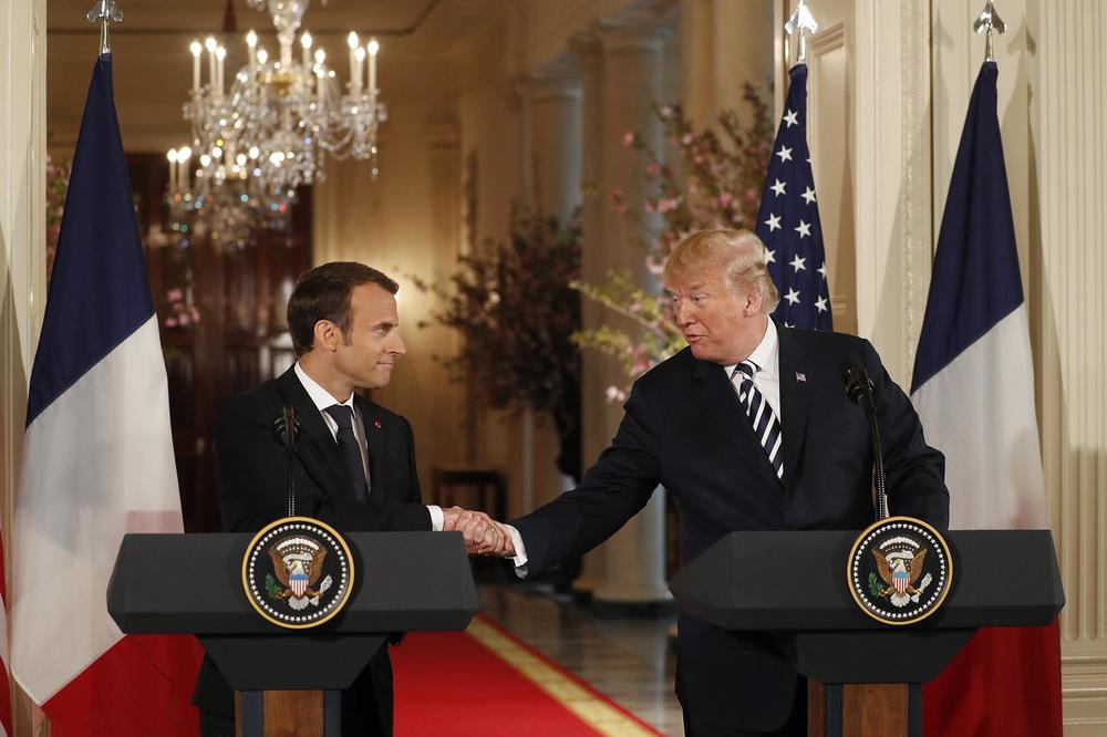 (FOTO, VIDEO) TRAMP MAKRONU ODRŽAO LEKCIJU: Ovim gestom je zaprepastio francuskog predsednika
