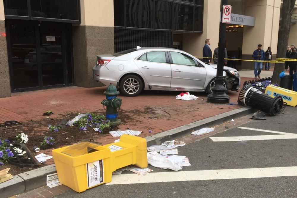 DRAMA U VAŠINGTONU: Automobilom pokosio pešake na trotoaru posle sudara, četvoro povređenih